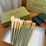 Gu.cci Green Luxury Makeup Brush Set with Storage Case - Image 2
